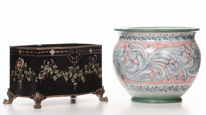 Portavaso in ceramica e portavaso in latta dipinta  - Asta Antiquariato, Affidamenti da raffinate dimore private - Cambi Casa d'Aste