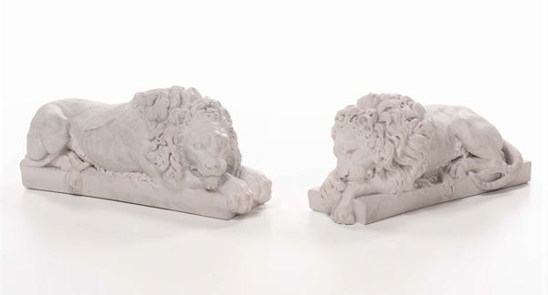 Due leoni fermaporta in marmo bianco scolpito, XX secolo