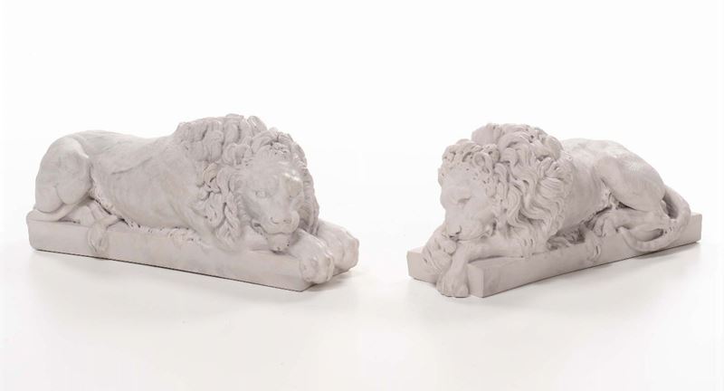 Due leoni fermaporta in marmo bianco scolpito, XX secolo  - Auction Fine Arts from refined private house - Cambi Casa d'Aste