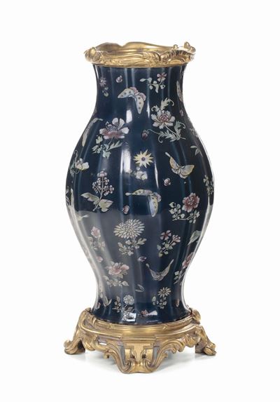 Vaso in Porcellana Blu con Montatura in Bronzo Dorato, Cina XIX-XX Secolo