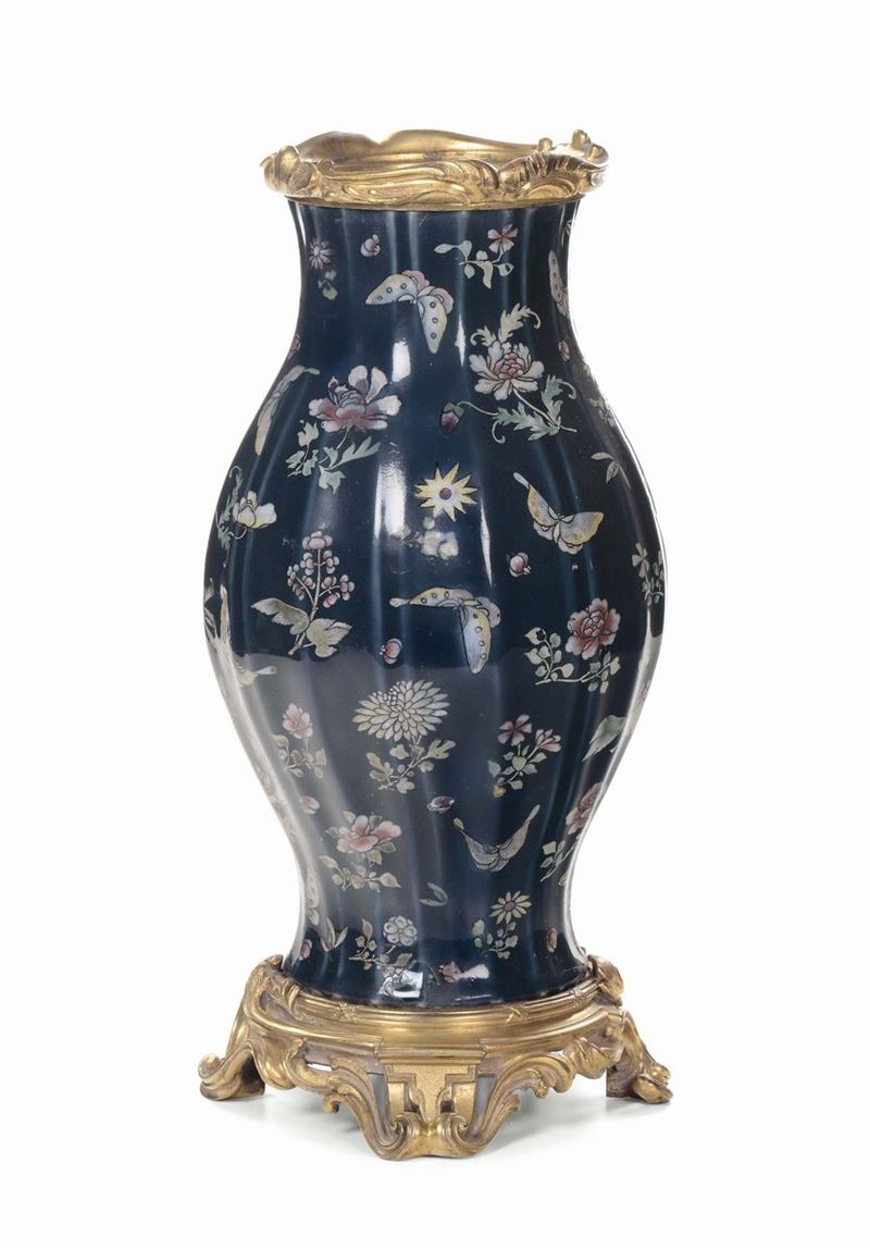 Vaso in porcellana blu con montatura in bronzo dorato, Cina XIX-XX secolo  - Auction Fine Arts from refined private house - Cambi Casa d'Aste