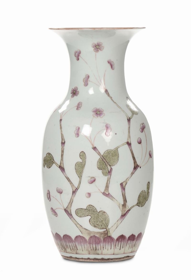 Vaso in porcellana, Cina XX secolo  - Auction Fine Arts from refined private house - Cambi Casa d'Aste