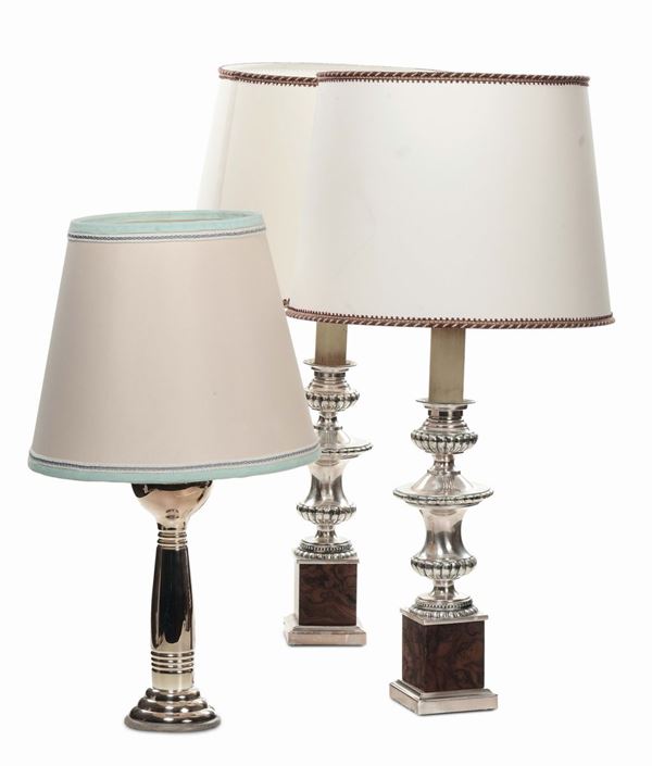 Due coppie di lampade da tavolo in metallo argentato