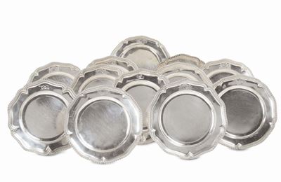 Dodici Piatti in Argento Sbalzato e Inciso, Punzoni Londra 1833