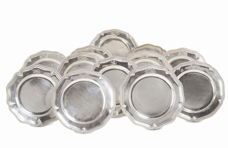Dodici piatti in argento sbalzato e inciso, punzoni Londra 1833  - Asta Argenti da Collezione Italiani ed Europei - II - Cambi Casa d'Aste