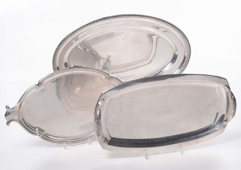 Lotto di tre vassoi in argento diversi  - Auction Fine Arts from refined private house - Cambi Casa d'Aste