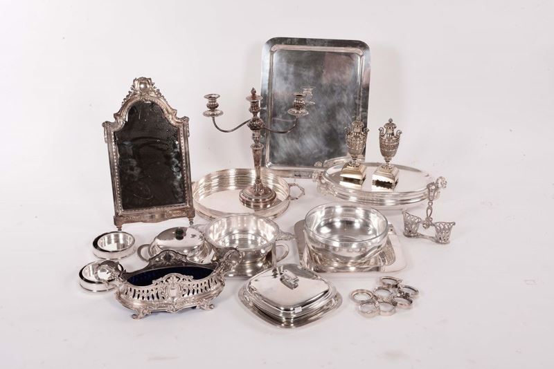 Lotto di oggetti in metallo argentato  - Asta Antiquariato, Affidamenti da raffinate dimore private - Cambi Casa d'Aste