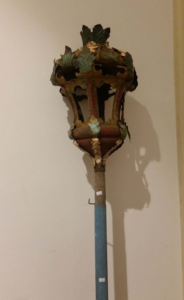 Lanterna in metallo sbalzato con bastone  - Asta Arredi dalle dimore degli eredi Ercole Marelli e altre provenienze - Cambi Casa d'Aste