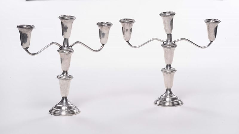 Coppia di candelieri a tre luci in metallo argentato  - Asta Arredi dalle dimore degli eredi Ercole Marelli e altre provenienze - Cambi Casa d'Aste