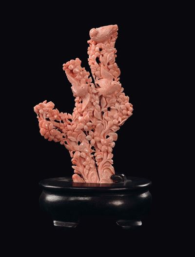 Scultura in Corallo Raffigurante Passerotti in Volo su uno Sfondo di Fiori di Pesco, Cina, Dinast...