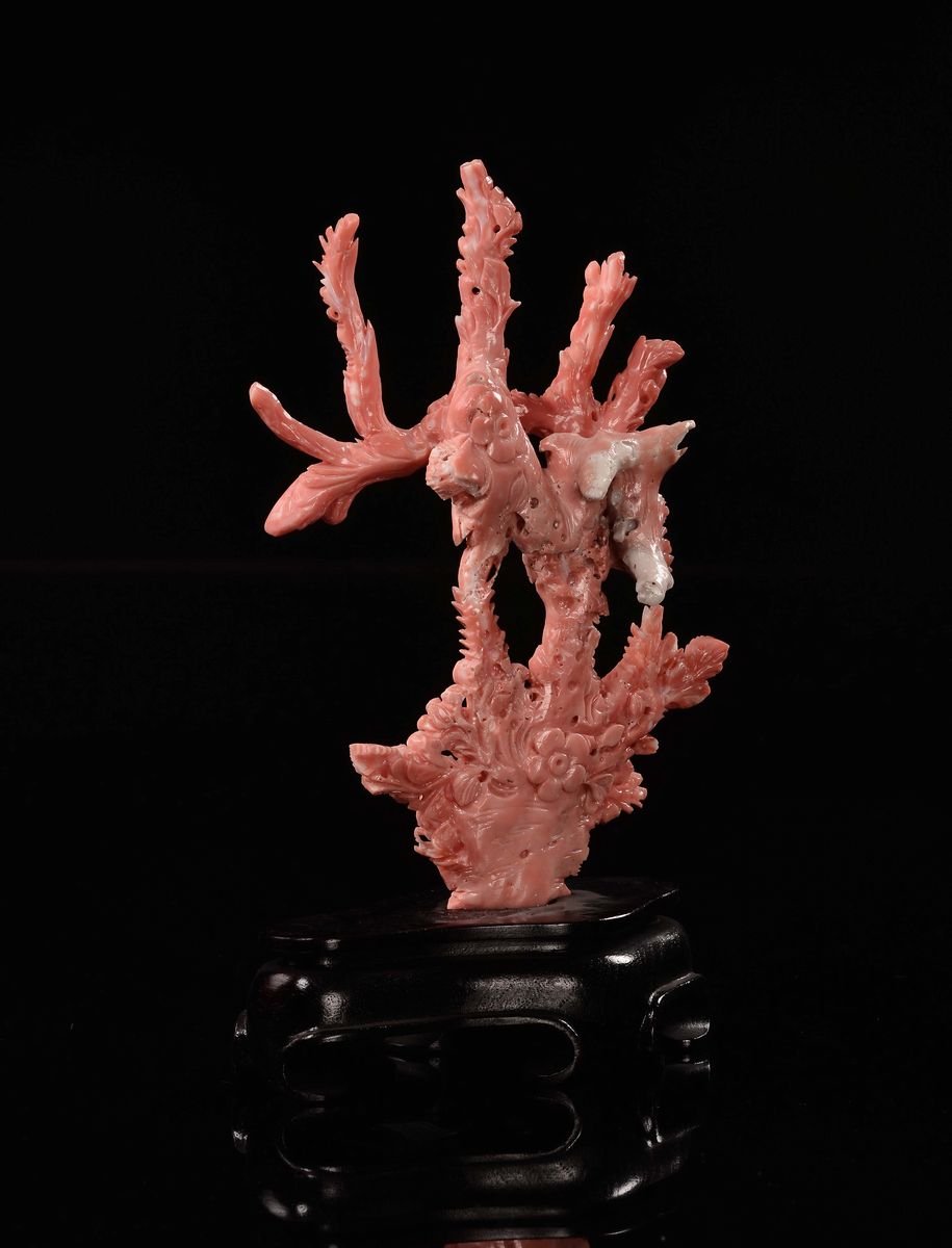 Scultura in Corallo Raffigurante Uccelli del Paradiso e Fiori, Cina, Dinastia Qing, Fine XIX Seco...