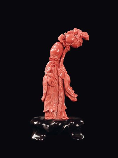 Figura di Saggio con Bastone e Ruyi Scolpita in Corallo, Cina, Dinastia Qing, Fine XIX Secolo
