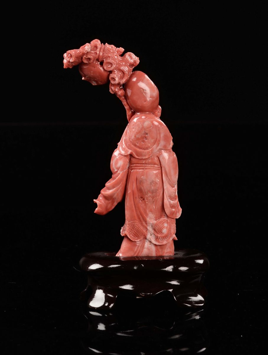 Figura di Saggio con Bastone e Ruyi Scolpita in Corallo, Cina, Dinastia Qing, Fine XIX Secolo
