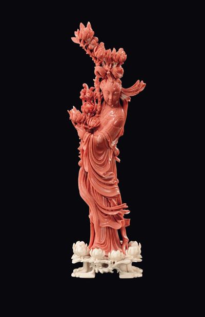 Guanyin in Corallo con Ramo di Fiori e Base in Avorio, Cina, Inizio XX Secolo