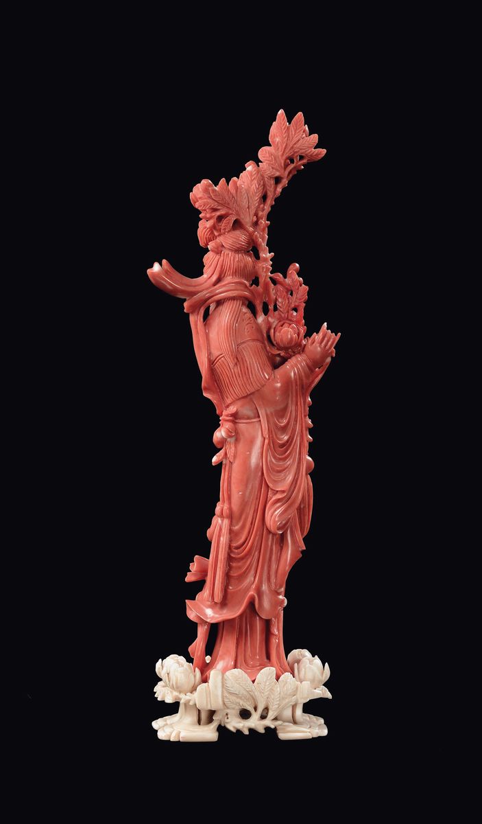 Guanyin in Corallo con Ramo di Fiori e Base in Avorio, Cina, Inizio XX Secolo
