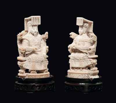 Coppia di Personaggi in Avorio, Guanyin e Dignitario in Trono, Cina, Dinastia Qing, Fine XIX Seco...