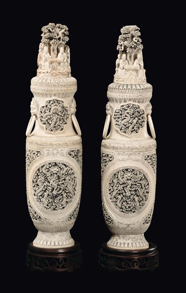 Coppia di vasi scolpiti in avorio con manici ad anelli e raffigurazioni di draghi e cani di Pho, Cina, Canton, Dinastia Qing, inizio XIX secolo