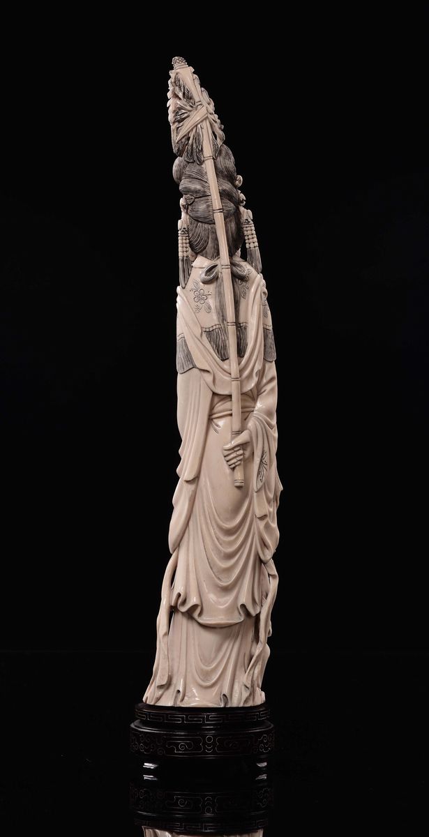 Cina, Dinastia Qing, Figura di Guanyin in avorio con fanciulla e mazzi di fiori, fine XIX secolo