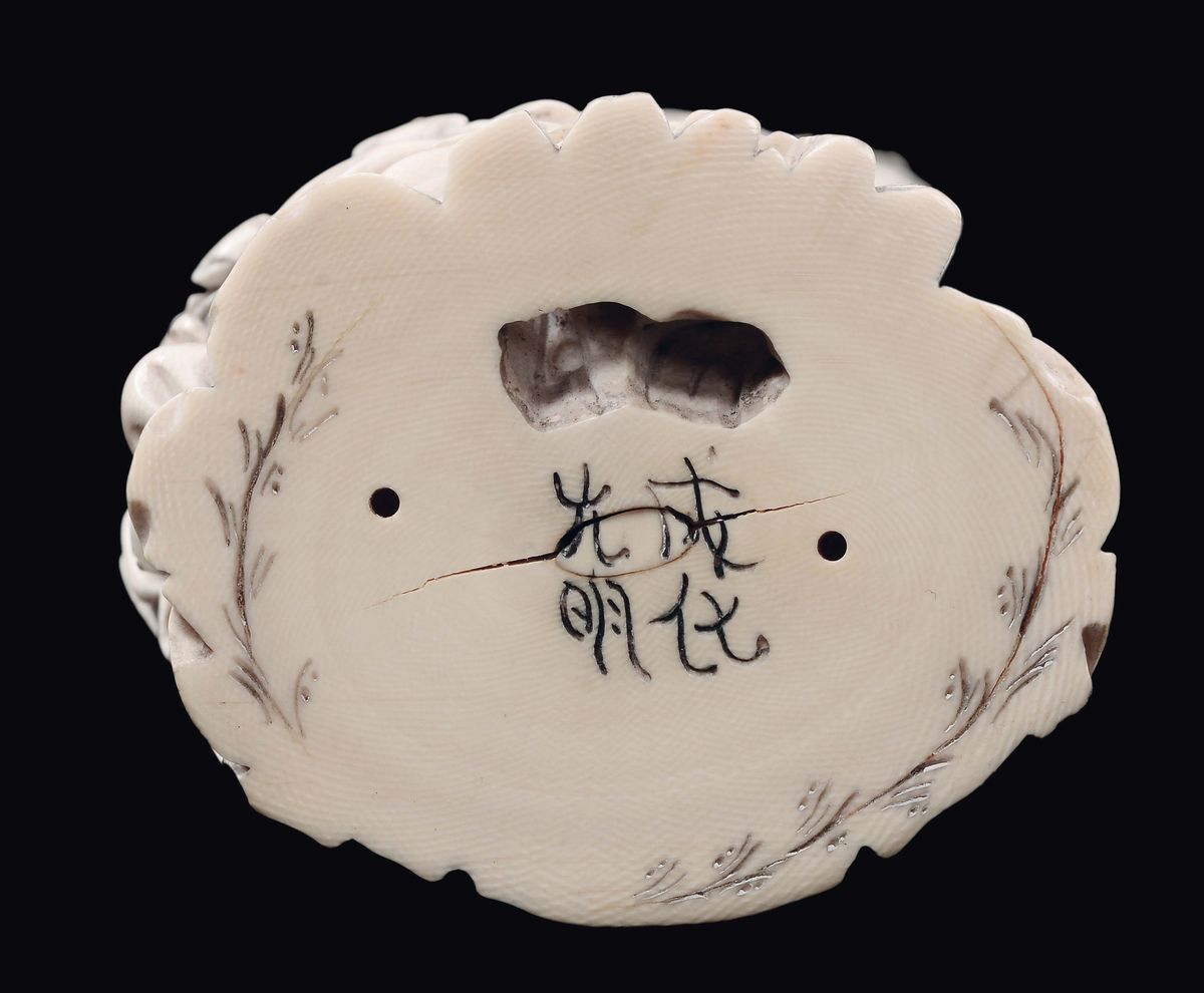 Cina, Dinastia Qing, Figura di Guanyin in avorio con fanciulla e mazzi di fiori, fine XIX secolo