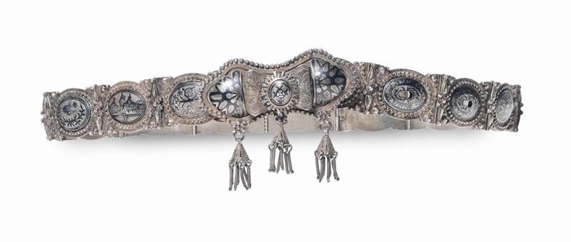 Cintura in argento con parziale doratura e medaglioni ovali niellati, Arte ottomana o della Russia orientale del XIX secolo  - Asta Argenti da Collezione Italiani ed Europei - II - Cambi Casa d'Aste