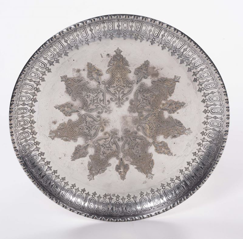Piatto in metallo argentato, Inghilterra XIX secolo  - Asta Antiquariato, Affidamenti da raffinate dimore private - Cambi Casa d'Aste