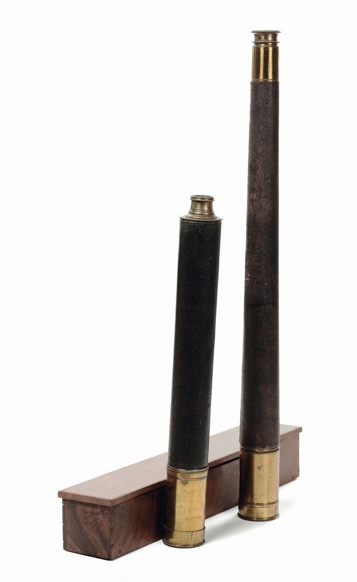 Due cannocchiali in pelle, uno in cassetta, Inghilterra XIX secolo  - Asta Antiquariato, Affidamenti da raffinate dimore private - Cambi Casa d'Aste