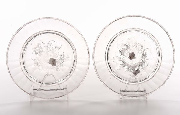 Coppia di antichi piatti in vetro con decori in oro