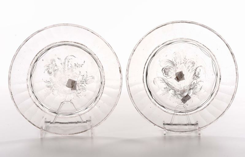 Coppia di antichi piatti in vetro con decori in oro  - Asta Antiquariato, Affidamenti da raffinate dimore private - Cambi Casa d'Aste
