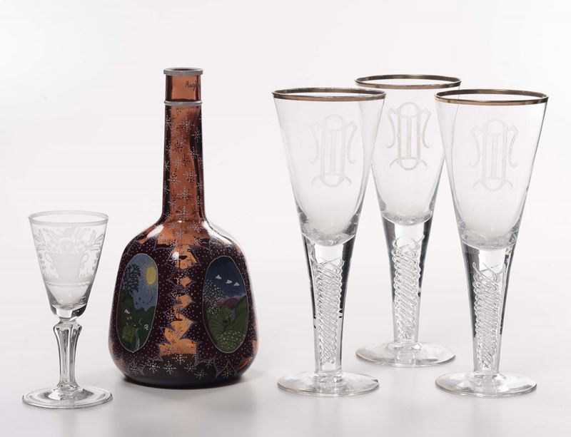 Lotto di quattro bicchieri ed una bottiglia in vetro  - Asta Antiquariato, Affidamenti da raffinate dimore private - Cambi Casa d'Aste