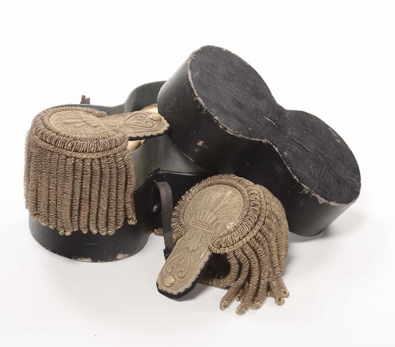 Antica spallina da ufficiale  - Asta Antiquariato, Affidamenti da raffinate dimore private - Cambi Casa d'Aste