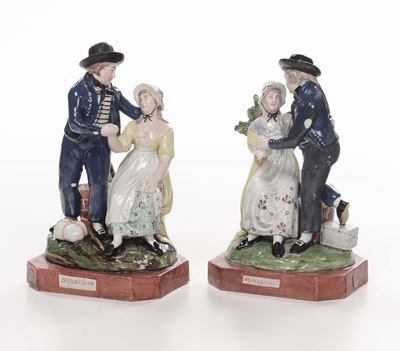 Coppia di Statuine in Porcellana con Scene Galanti, Francia