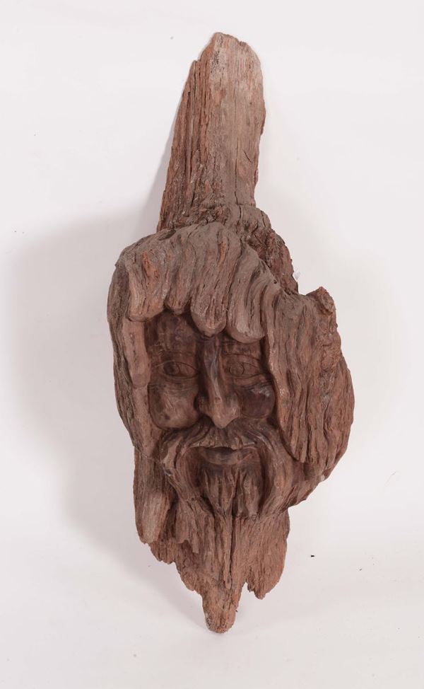Testa in legno intagliato