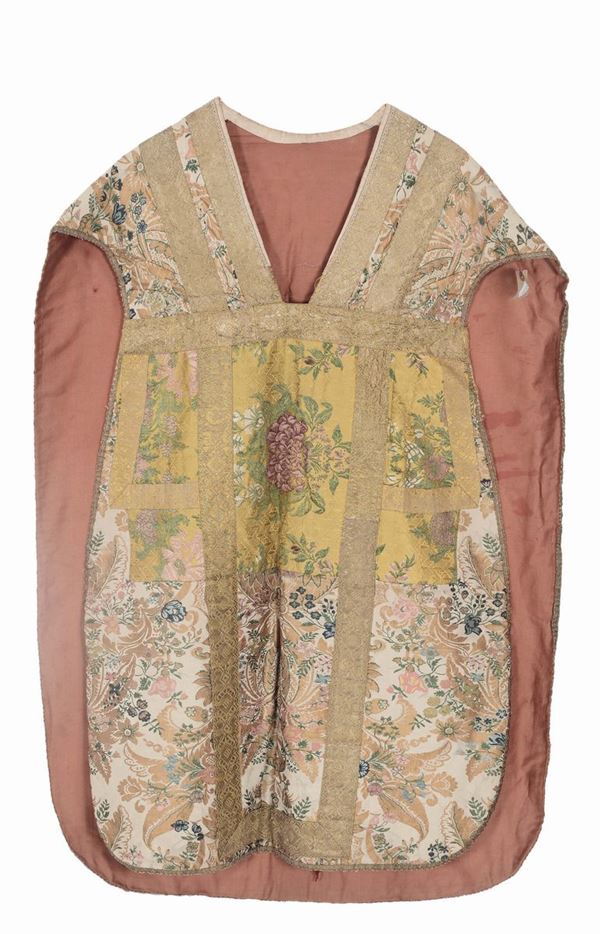 Antico piviale in stoffa ricamata