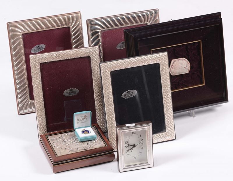 Lotto di cornicette in argento e altro  - Auction Fine Arts from refined private house - Cambi Casa d'Aste