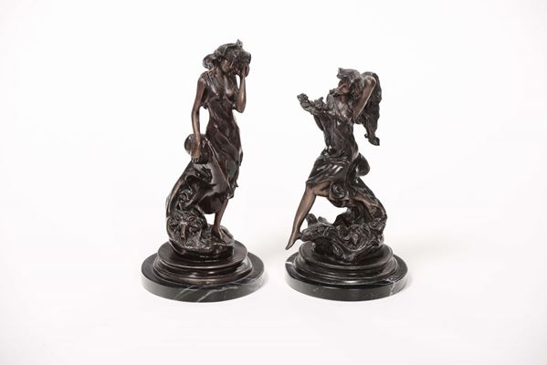 Coppia di figure femminili in bronzo