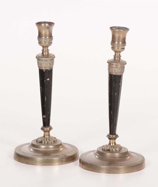 Coppia di candelieri in bronzo dorato e brunito, XIX secolo