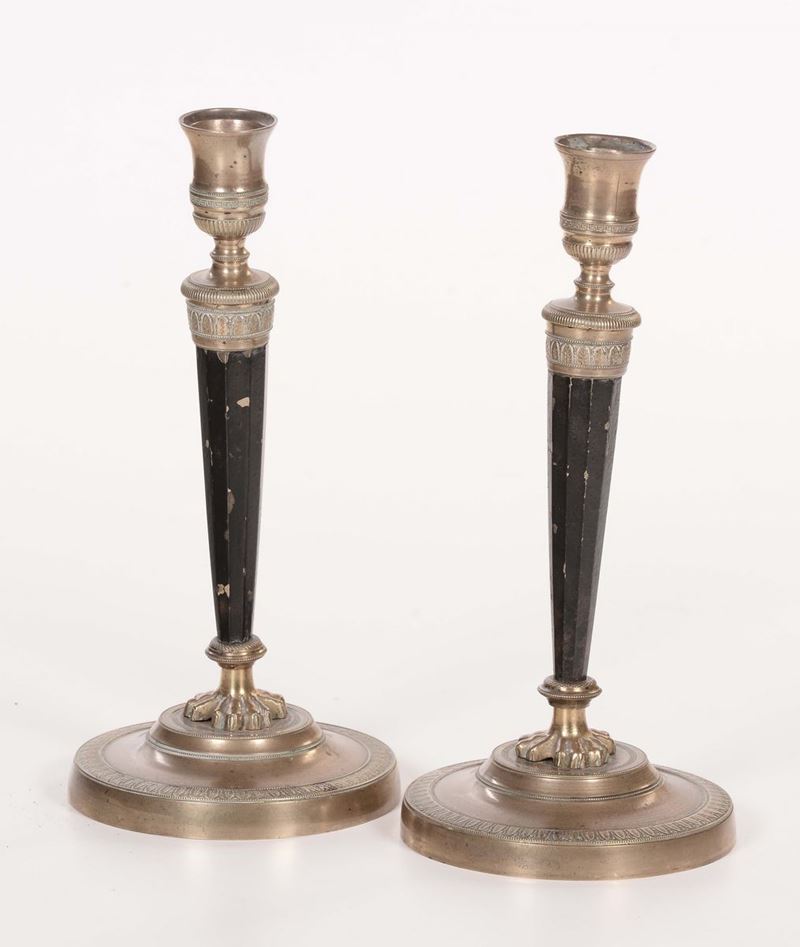 Coppia di candelieri in bronzo dorato e brunito, XIX secolo  - Asta Antiquariato, Affidamenti da raffinate dimore private - Cambi Casa d'Aste