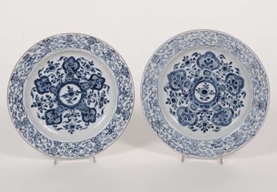 Coppia di Piatti in Porcellana Bianca e Blu, Cina XX Secolo