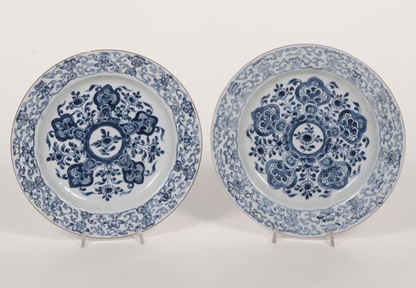 Coppia di piatti in porcellana bianca e blu, Cina XX secolo