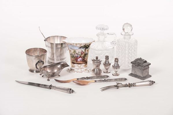 Lotto misto di oggetti in metallo ceramica e altro