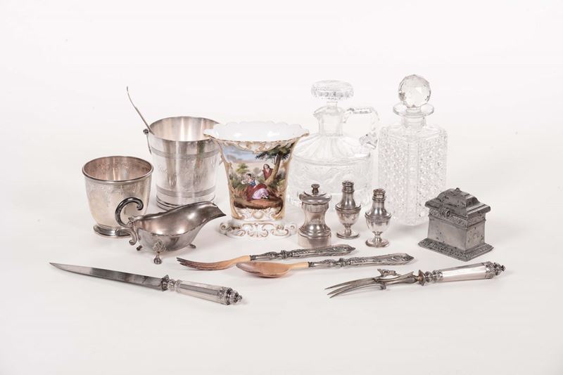 Lotto misto di oggetti in metallo ceramica e altro  - Asta Antiquariato, Affidamenti da raffinate dimore private - Cambi Casa d'Aste