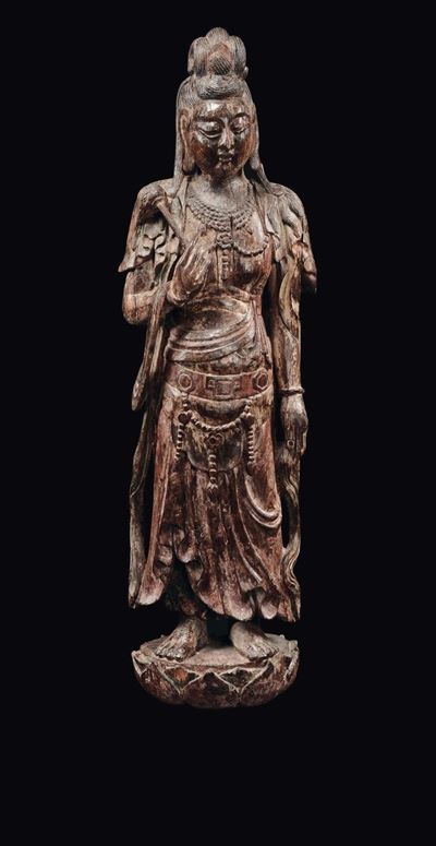 Guanyin, Grande statuetta eretta su base a doppio fiore di loto in legno laccato, Cina, Dinastia ...