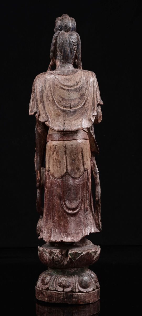 Guanyin, Grande statuetta eretta su base a doppio fiore di loto in legno laccato, Cina, Dinastia ...