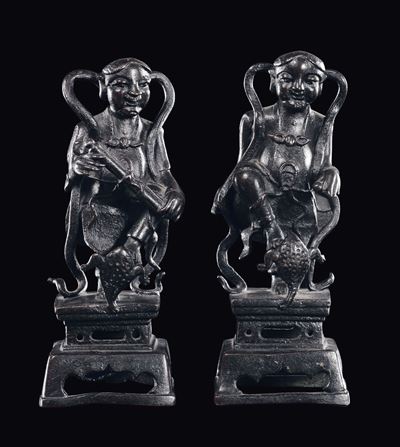 Coppia di Dignitari con Rospi in Bronzo, Cina, Dinastia Ming, XVII Secolo