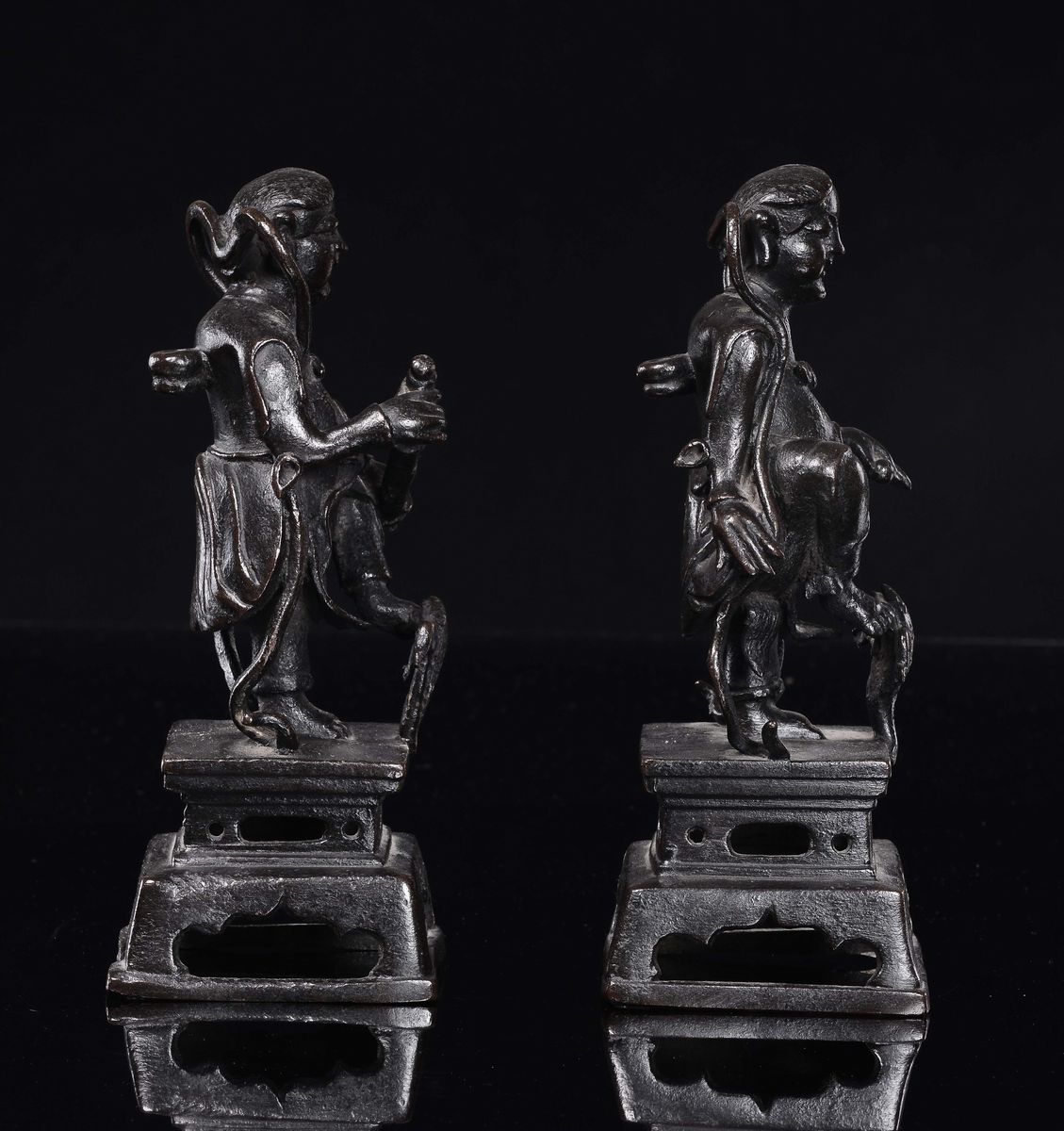 Coppia di Dignitari con Rospi in Bronzo, Cina, Dinastia Ming, XVII Secolo