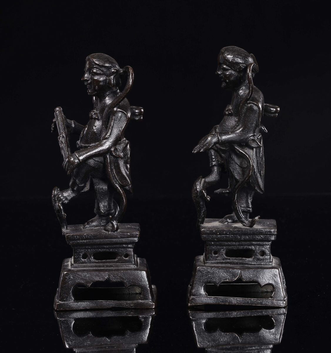 Coppia di Dignitari con Rospi in Bronzo, Cina, Dinastia Ming, XVII Secolo