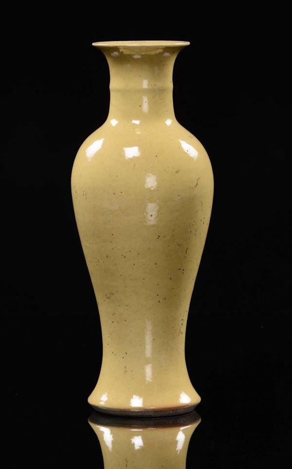 Vaso in porcellana monocroma gialla, Cina, XX secolo