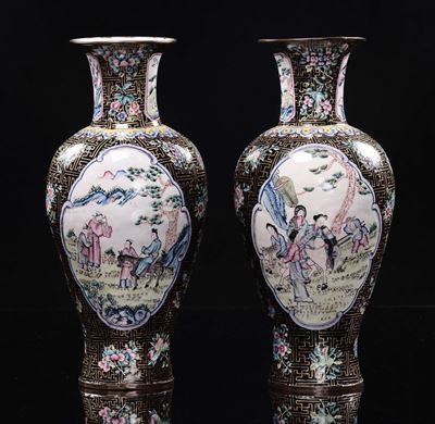 Coppia di Vasi in Cloisonné a Fondo Nero con Scene di Vita Comune e Decoro Naturalistico Entro Ri...