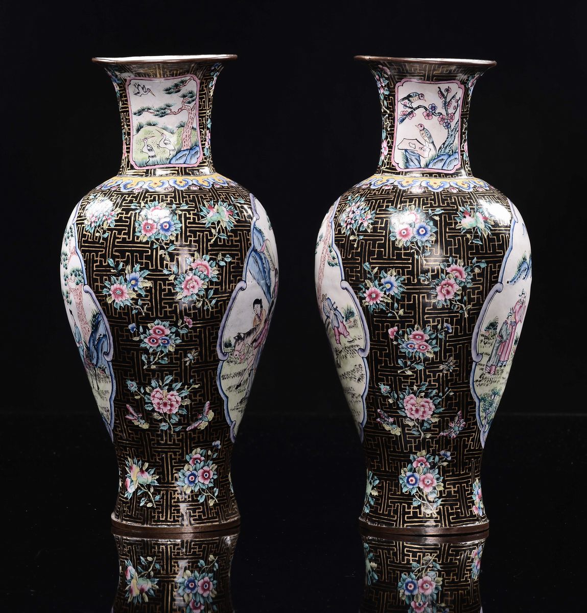 Coppia di Vasi in Cloisonné a Fondo Nero con Scene di Vita Comune e Decoro Naturalistico Entro Ri...