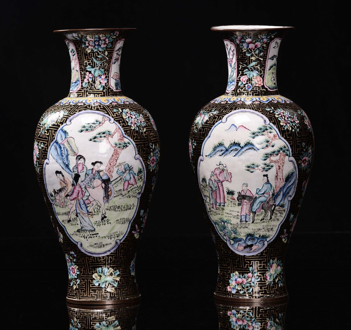 Coppia di Vasi in Cloisonné a Fondo Nero con Scene di Vita Comune e Decoro Naturalistico Entro Ri...